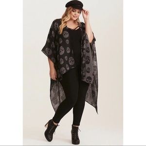 Torrid Skulls wrap, black and Gray